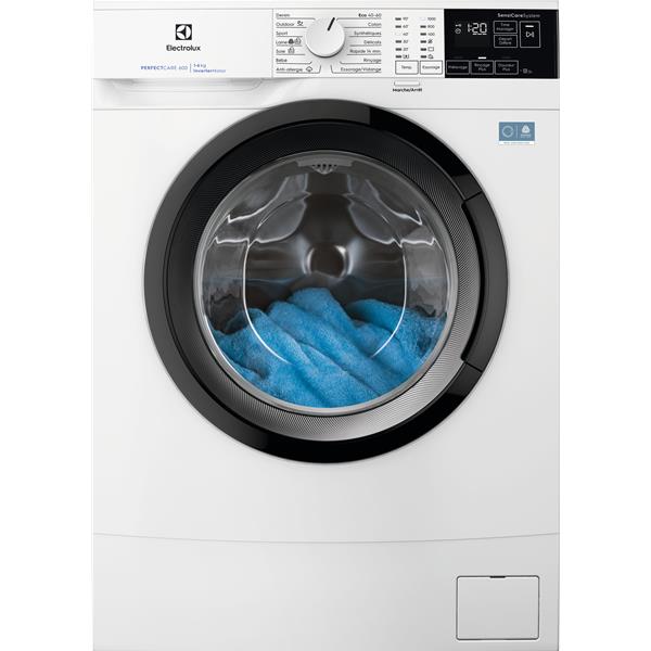 Machine à laver blanche avec linge bleu