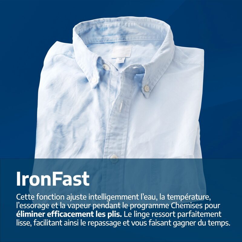 Chemise bleue repassée proprement posée sur fond bleu.