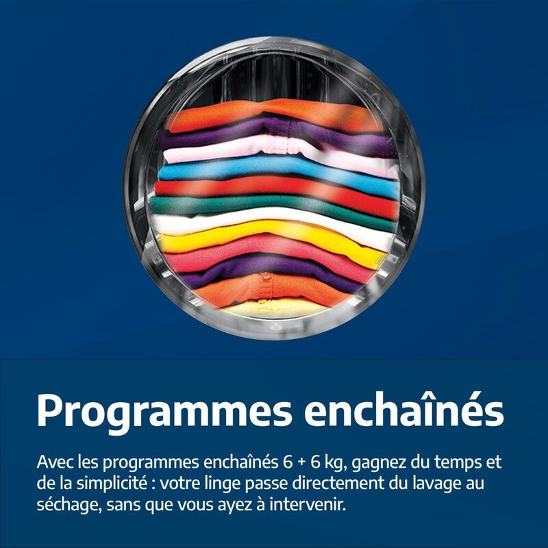 Machine à laver avec linge coloré empilé