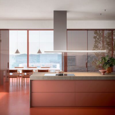 Cuisine moderne rouge avec vue sur la mer