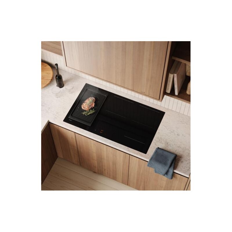 Plaque de cuisson noire moderne dans cuisine bois