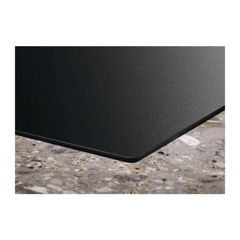 Plan de travail noir sur surface en pierre.