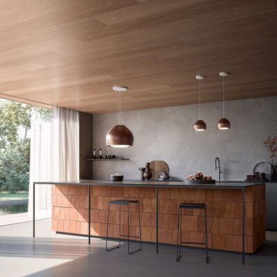 Cuisine moderne avec îlot et luminaires suspendus