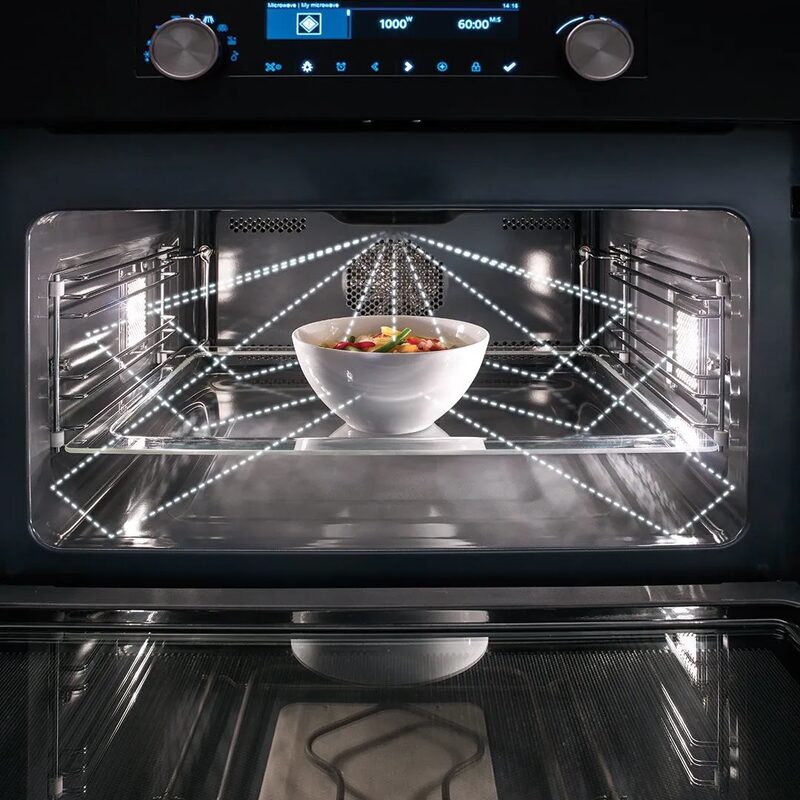 Bol de soupe chauffant dans un four moderne