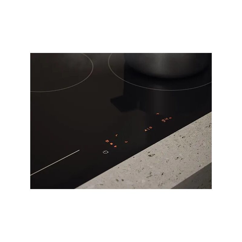 Plaque à induction noire avec commandes tactiles.