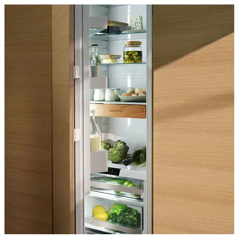 Réfrigérateur ouvert avec aliments frais organisés