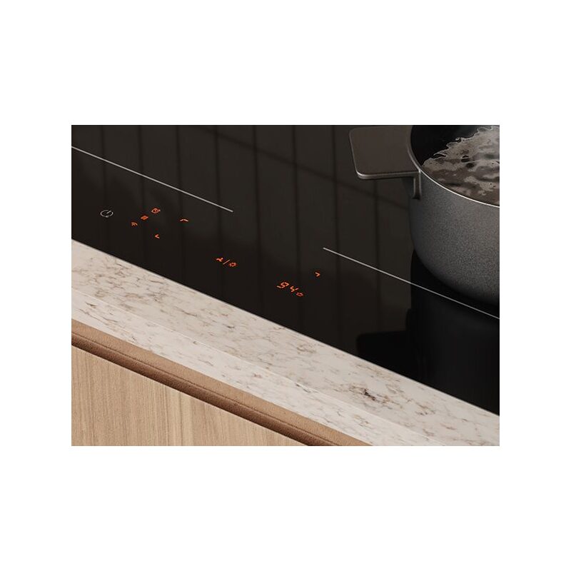 Plaque à induction noire avec casserole en ébullition