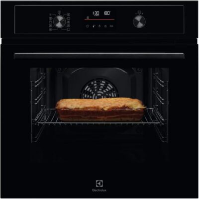 Gâteau doré cuisant dans un four Electrolux noir