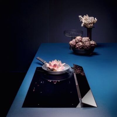 Cuisine moderne avec poêle et artichauts sur table bleue