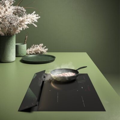 Plaque à induction noire avec hotte intégrée