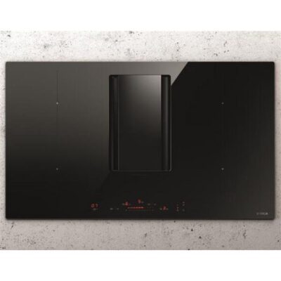 Plaque de cuisson noire avec hotte intégrée