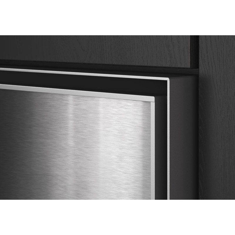 Porte en acier inoxydable encastrée dans meuble noir