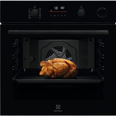 Poulet rôti dans un four électrique moderne