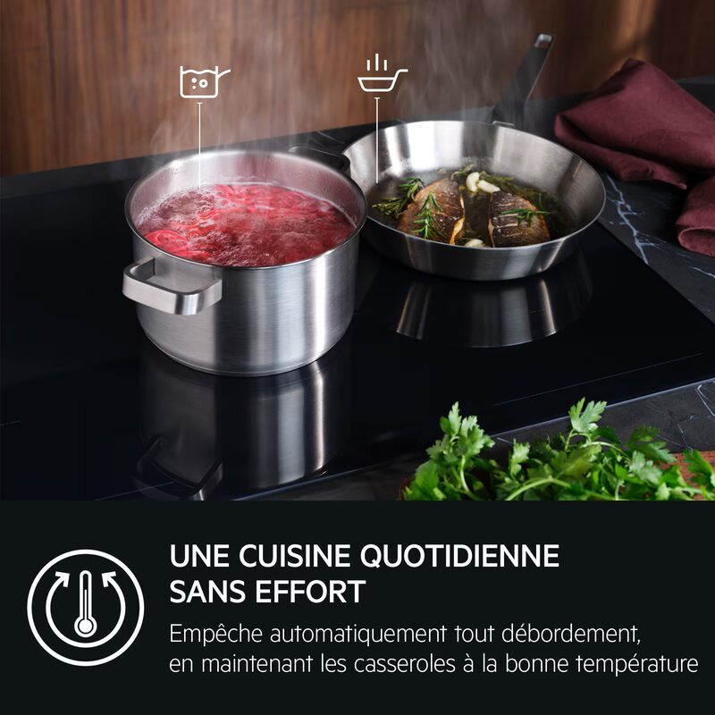 Casseroles en cuisson sur plaque à induction moderne