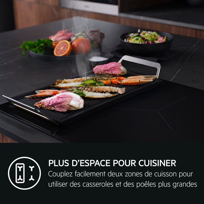 Plancha avec légumes et fruits de mer en cuisson