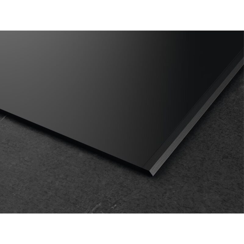 Plaque métallique noire posée sur surface sombre