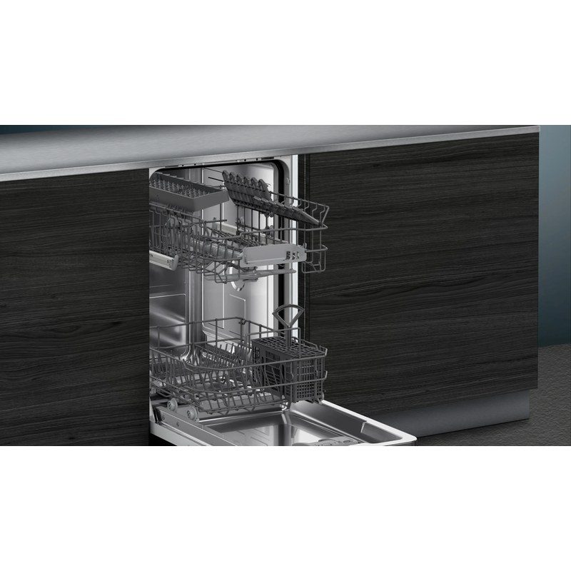 Lave-vaisselle encastrable moderne porte ouverte