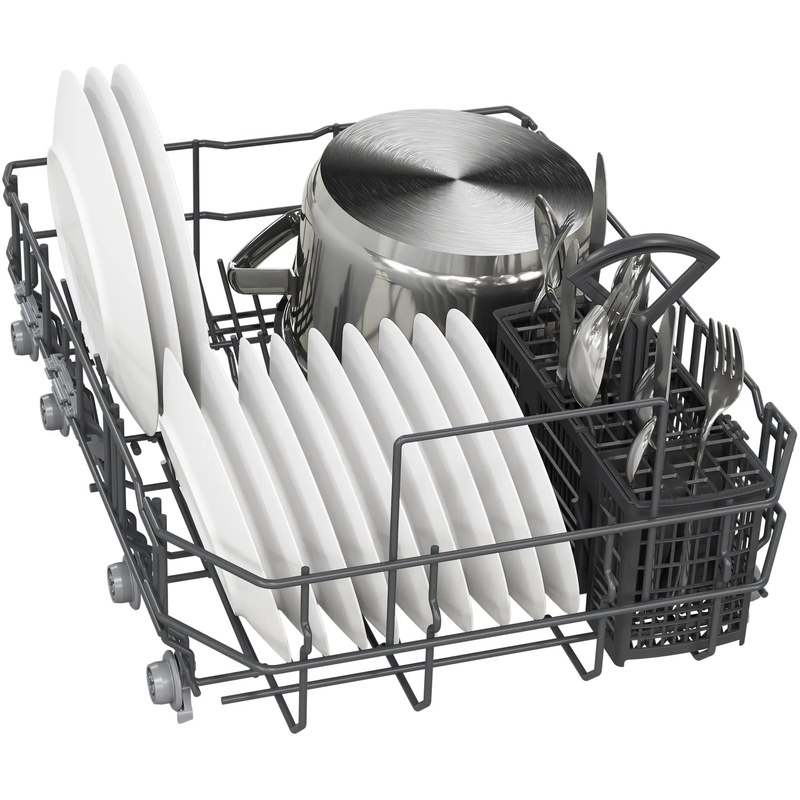 Panier de lave-vaisselle rempli d'assiettes et couverts