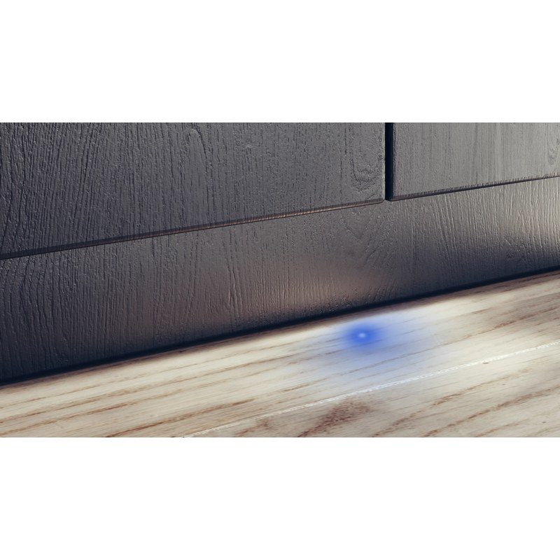 Lumière bleue projetée sous un meuble sombre