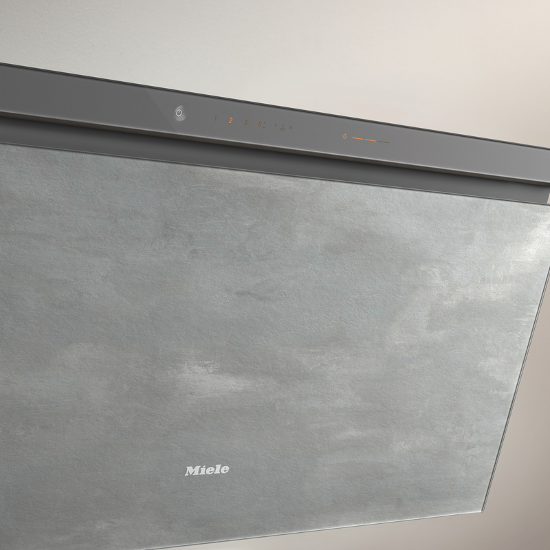 Hotte murale grise avec commandes tactiles intégrées