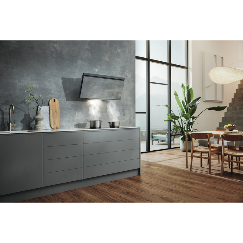 Cuisine moderne avec îlot gris et grande baie vitrée