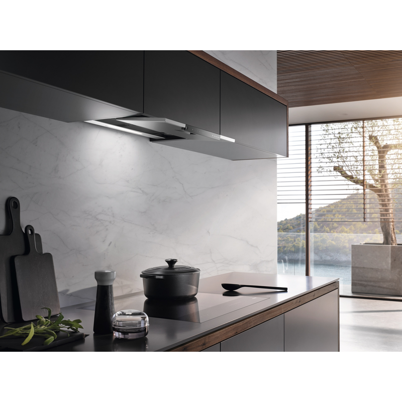 Cuisine moderne avec plaque de cuisson et hotte