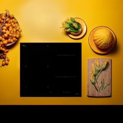 Plaque à induction noire sur fond jaune vif