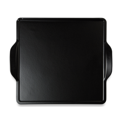 Plaque de cuisson noire rectangulaire avec poignées.