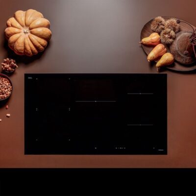 Plaque à induction noire sur plan de travail marron