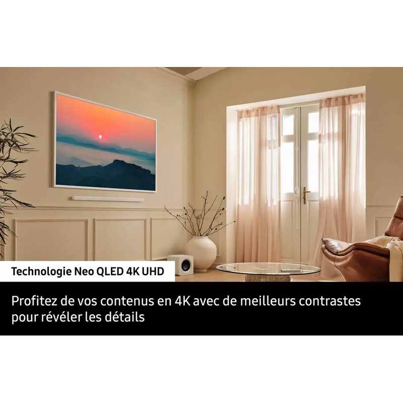 Téléviseur Neo QLED 4K UHD dans salon moderne