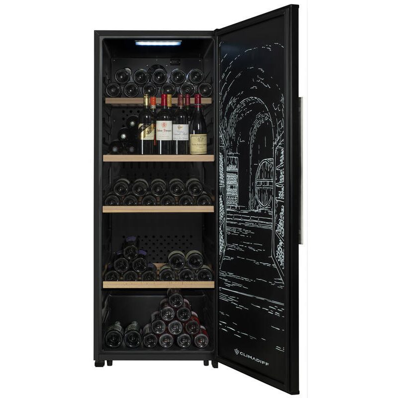 Cave à vin noire ouverte avec bouteilles rangées