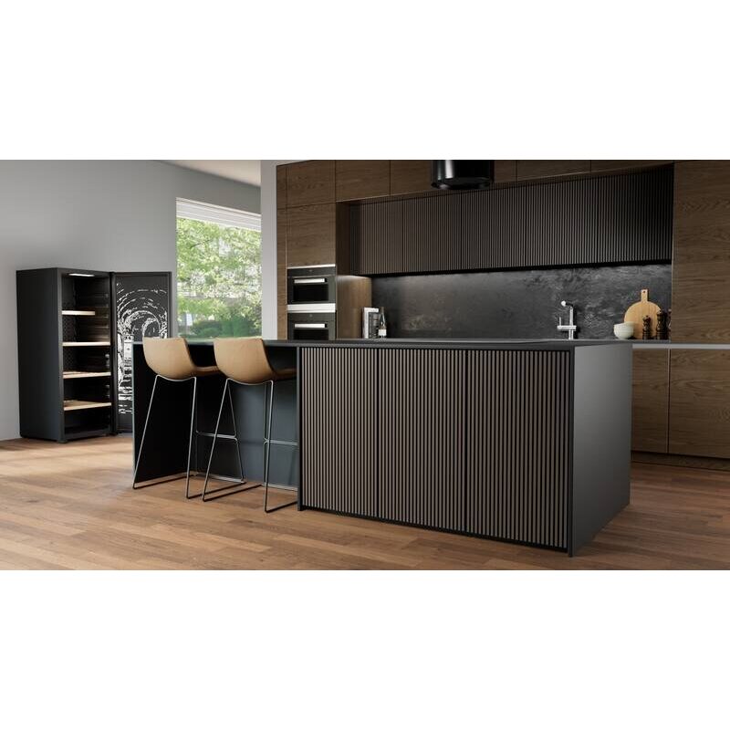 Cuisine moderne avec îlot central et meubles bois foncé