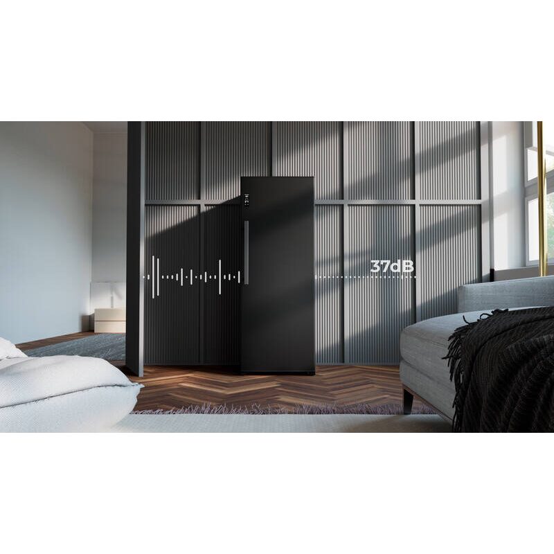 Réfrigérateur noir silencieux 37 dB dans salon moderne