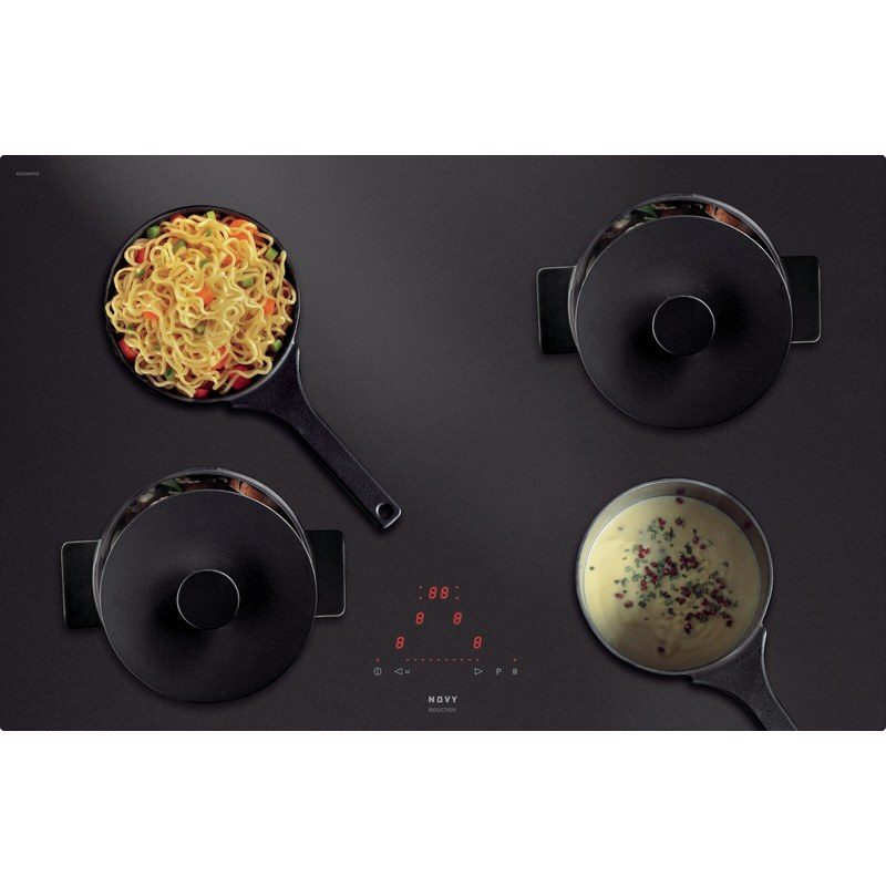 Plaque à induction noire avec casseroles et poêles.