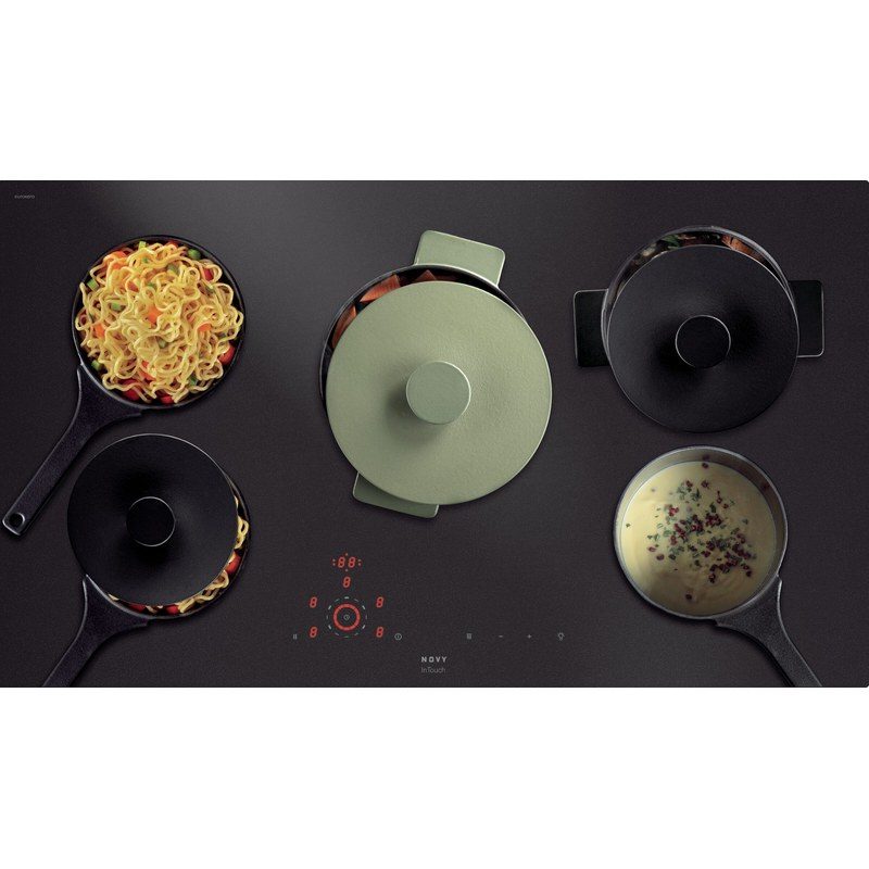 Plaque de cuisson à induction avec casseroles.