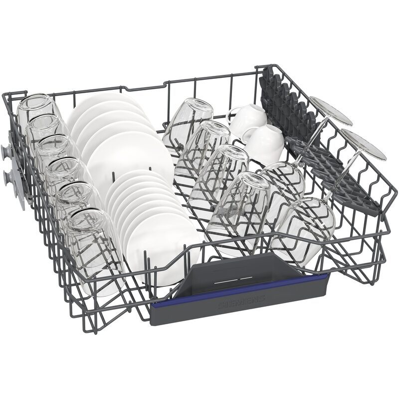Panier de lave-vaisselle avec verres et assiettes