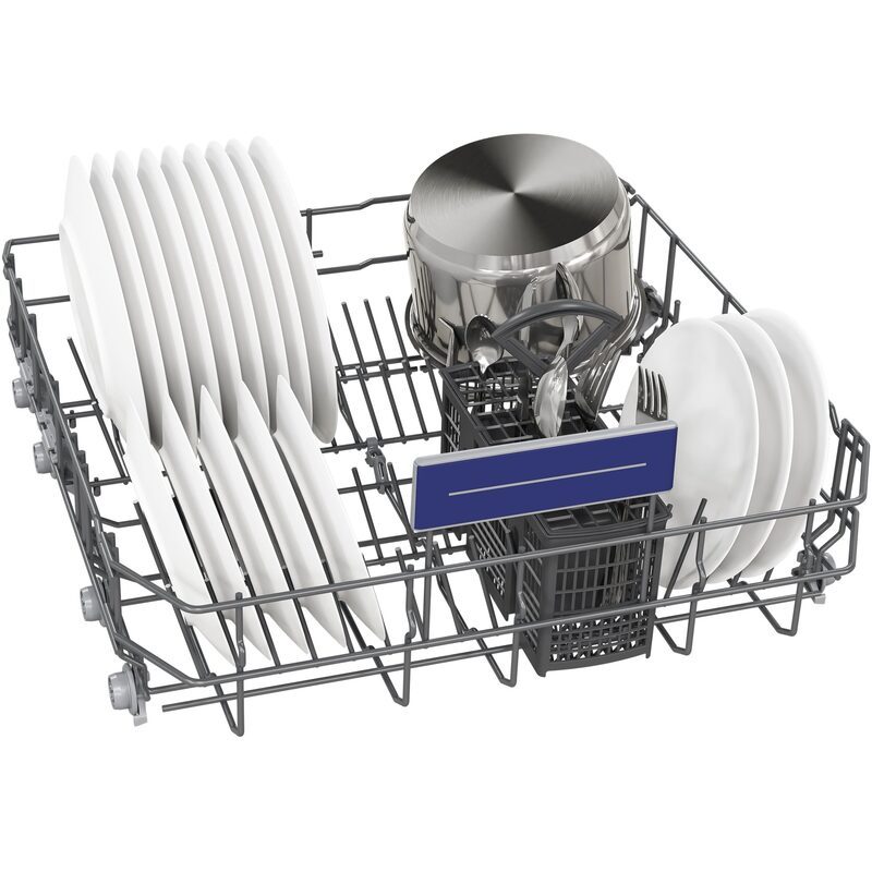 Panier de lave-vaisselle rempli de vaisselle propre