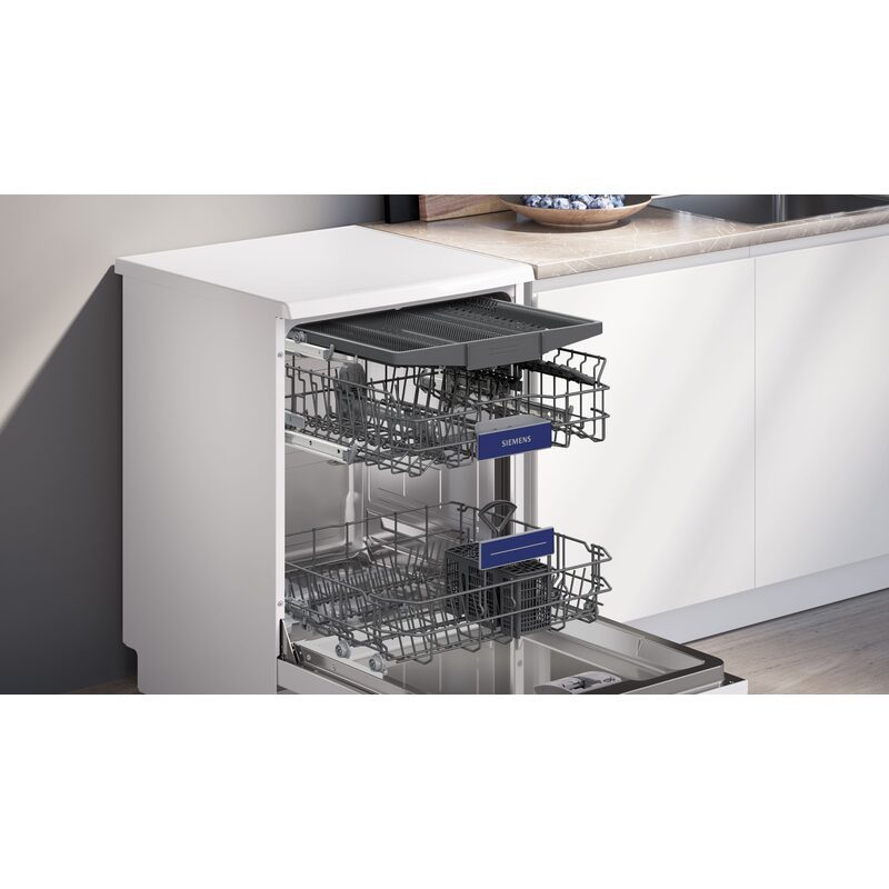 Lave-vaisselle moderne ouvert dans une cuisine claire