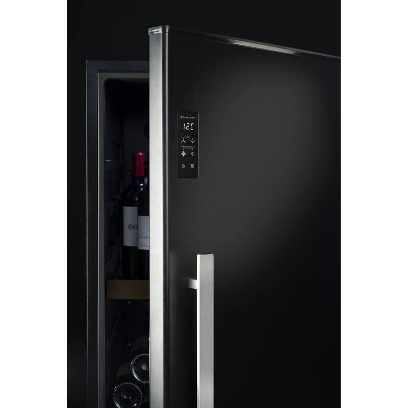 Cave à vin noire avec porte entrouverte