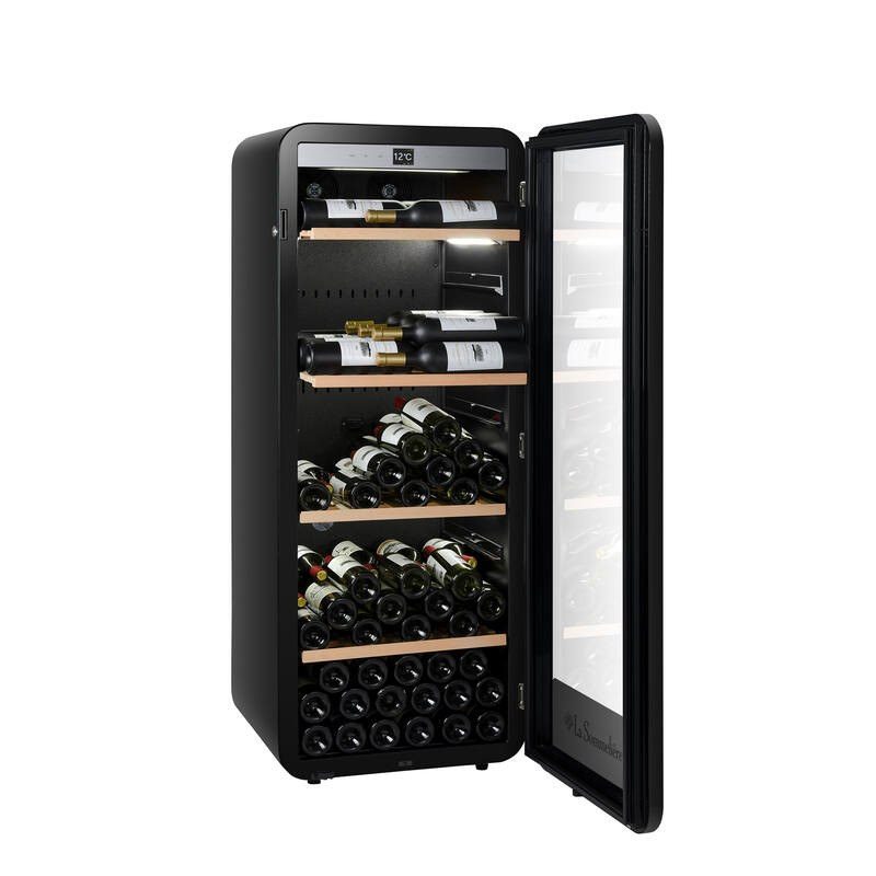 Cave à vin noire avec porte vitrée ouverte