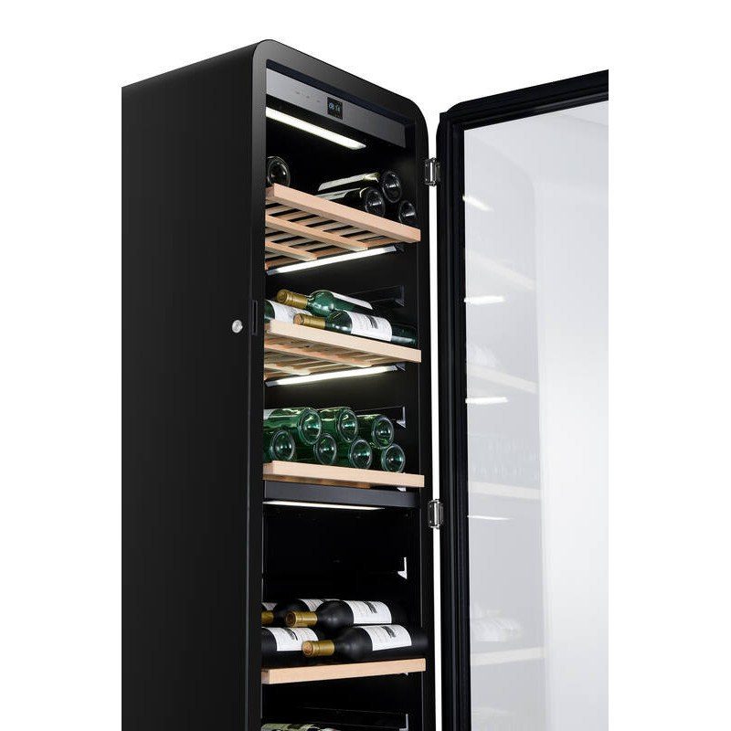 Cave à vin noire avec bouteilles sur étagères en bois