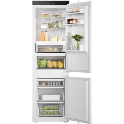 Réfrigérateur ouvert rempli d’aliments et de boissons