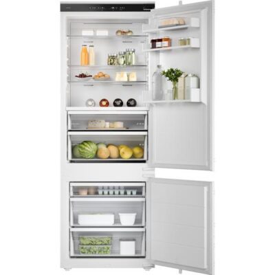 Réfrigérateur ouvert rempli d’aliments et de boissons