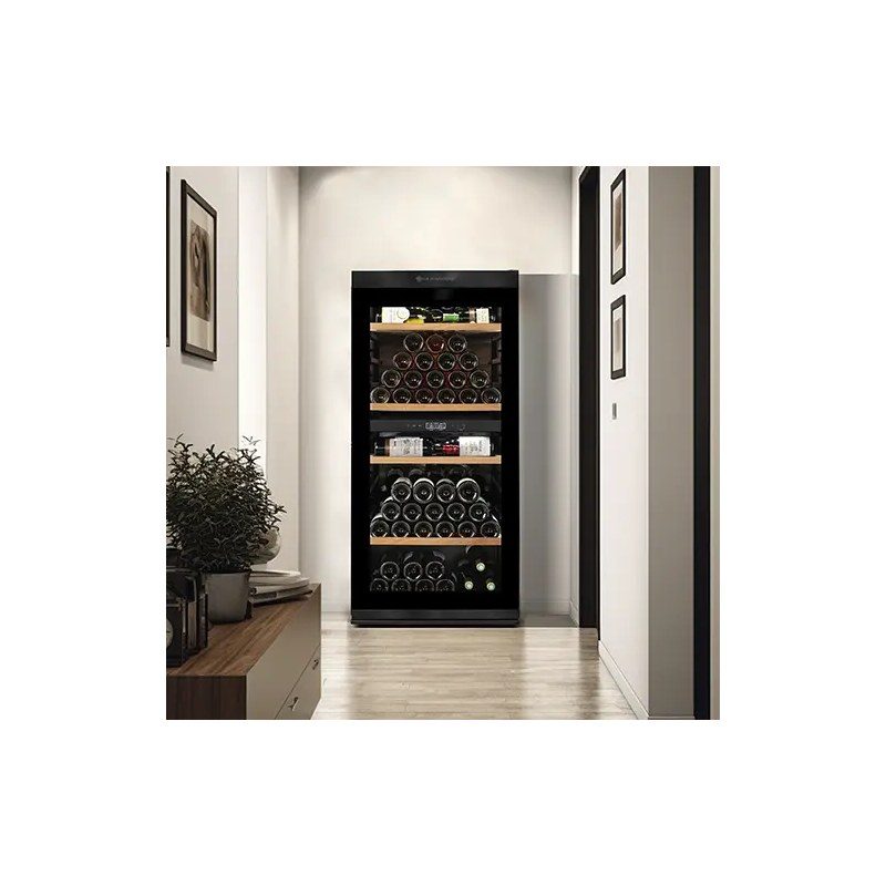 Cave à vin moderne noire dans un couloir