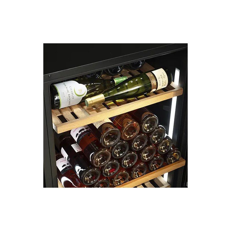 Bouteilles de vin rangées dans une cave à vin