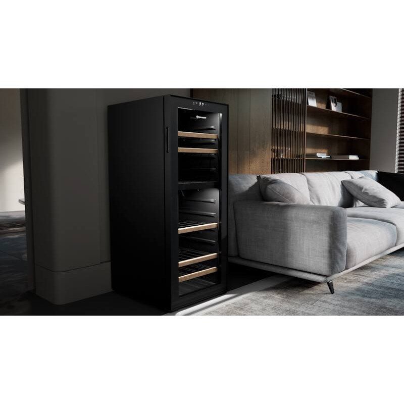 Cave à vin noire dans salon moderne