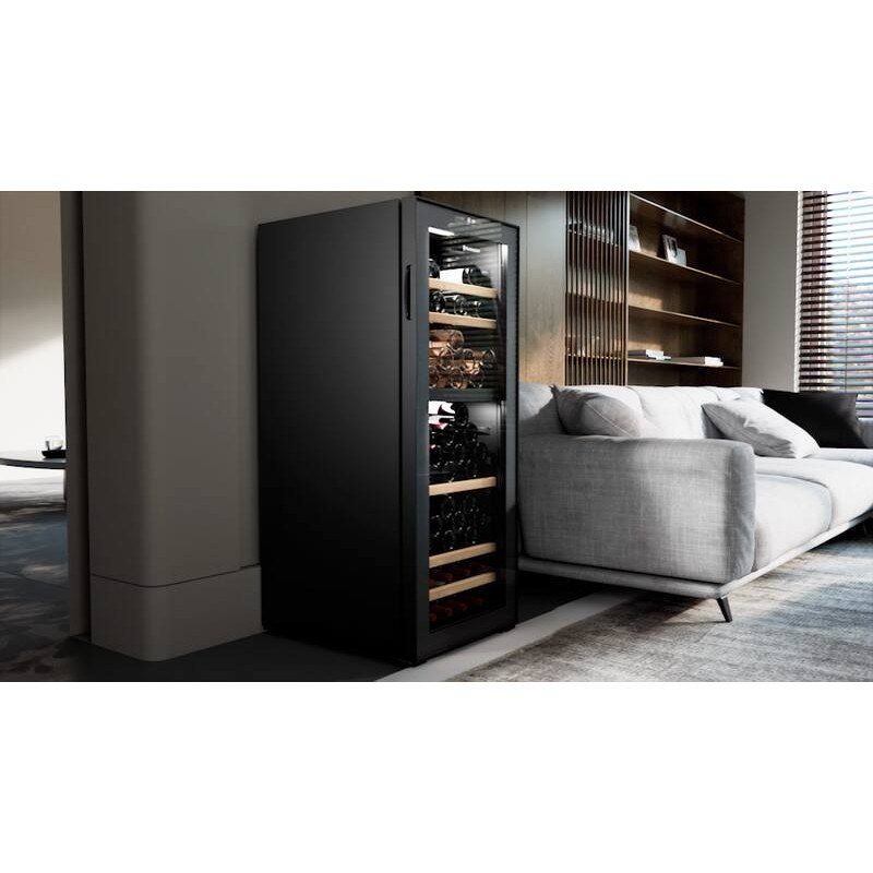 Cave à vin noire dans salon moderne