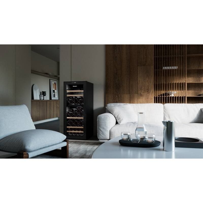 Salon moderne avec cave à vin noire