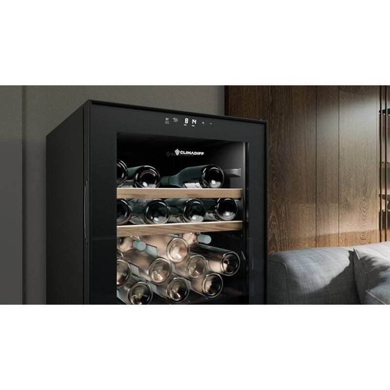 Cave à vin noire moderne avec bouteilles