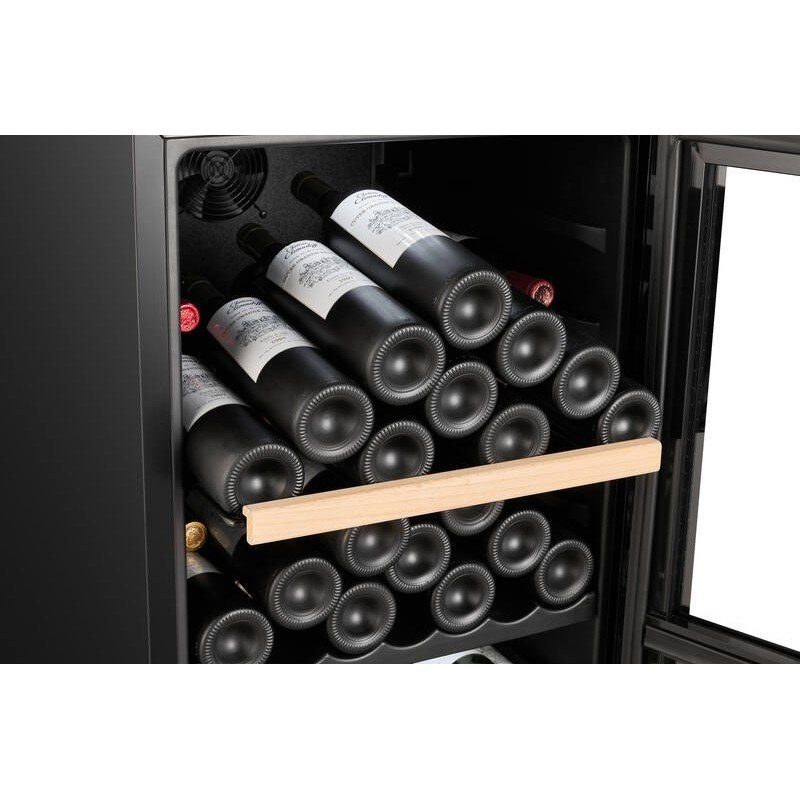 Cave à vin avec bouteilles de vin rouge